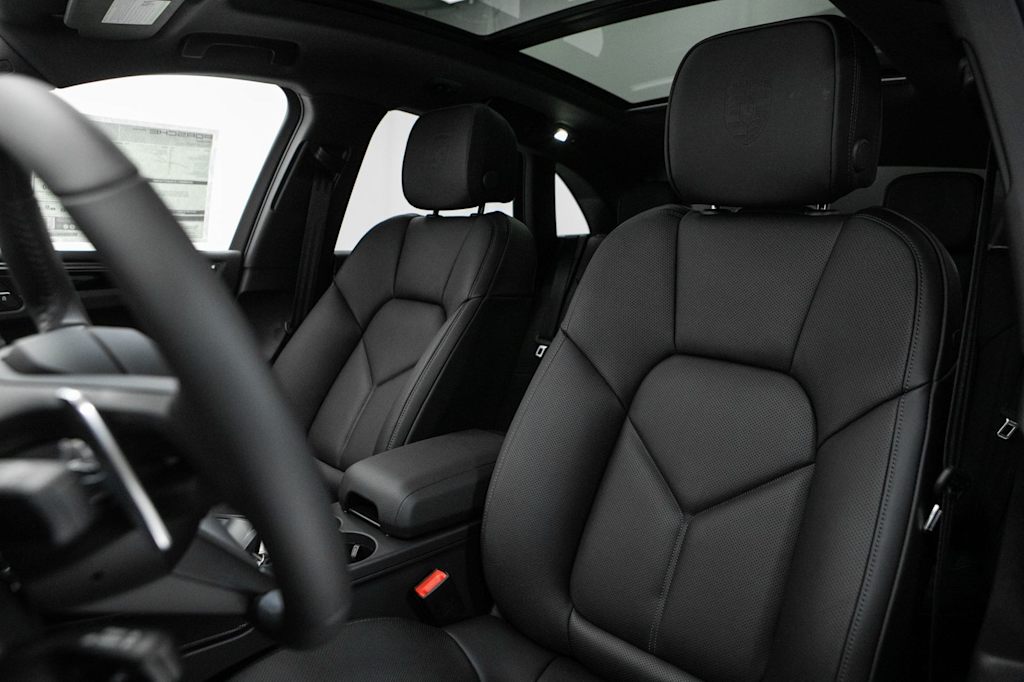 Thumbnail: 2026 Porsche Macan - 7