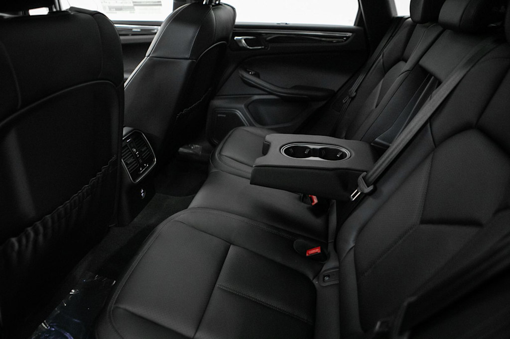 Thumbnail: 2026 Porsche Macan - 35