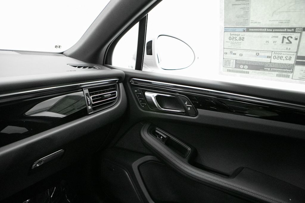 Thumbnail: 2026 Porsche Macan - 31