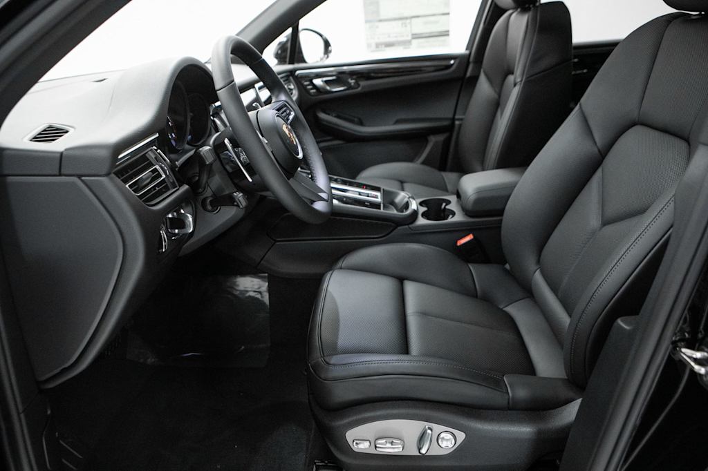 Thumbnail: 2026 Porsche Macan - 7