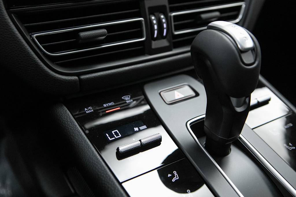 Thumbnail: 2026 Porsche Macan - 30