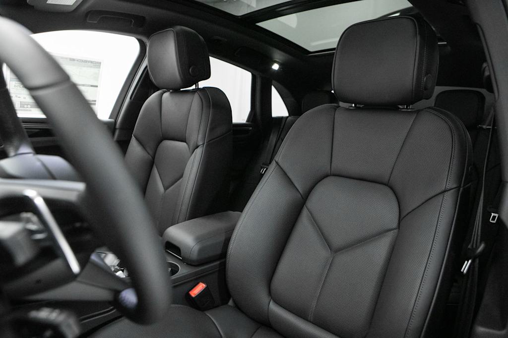 Thumbnail: 2026 Porsche Macan - 6