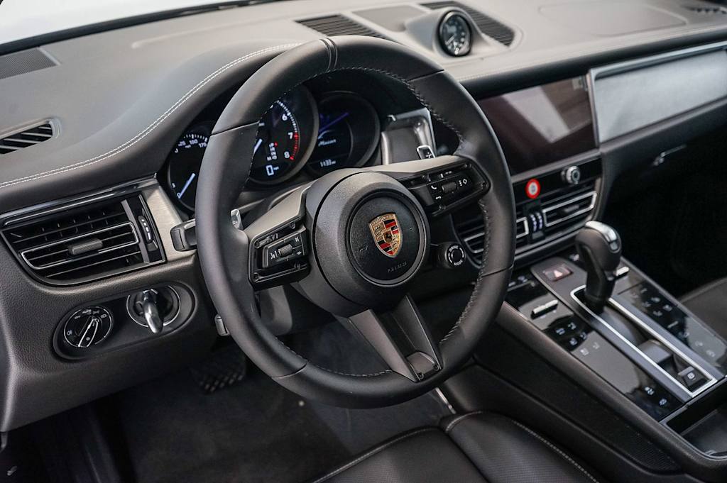Thumbnail: 2026 Porsche Macan - 2