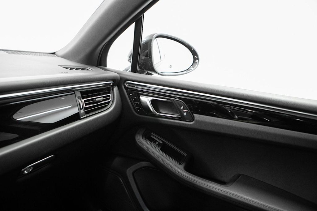 Thumbnail: 2023 Porsche Macan - 28