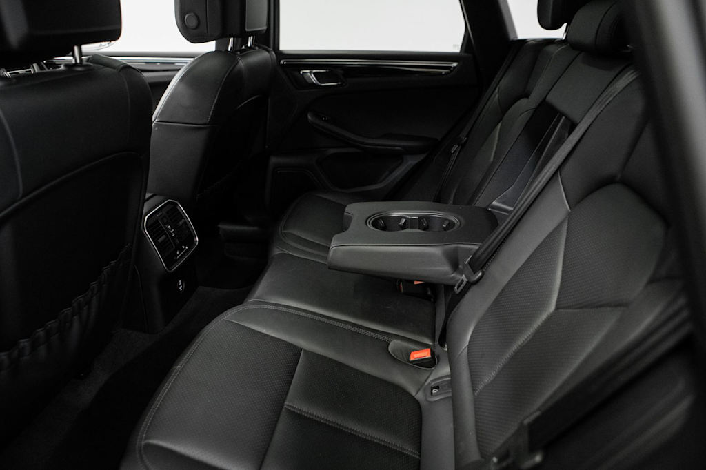 Thumbnail: 2023 Porsche Macan - 32