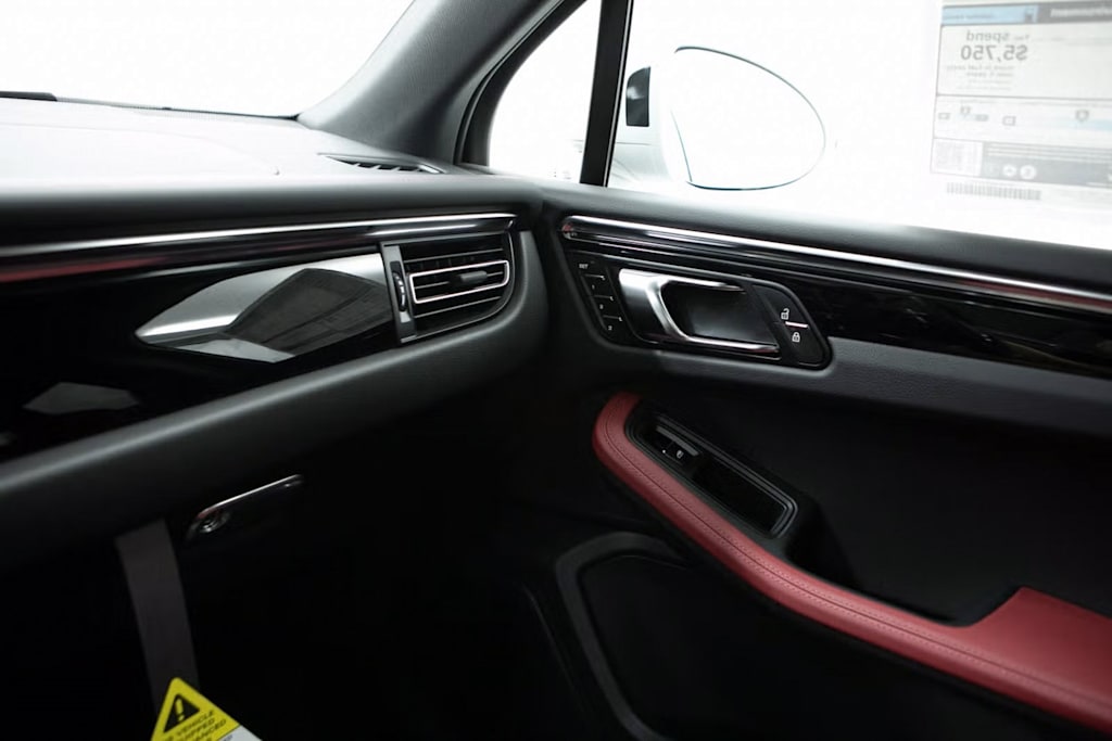 Thumbnail: 2025 Porsche Macan - 24