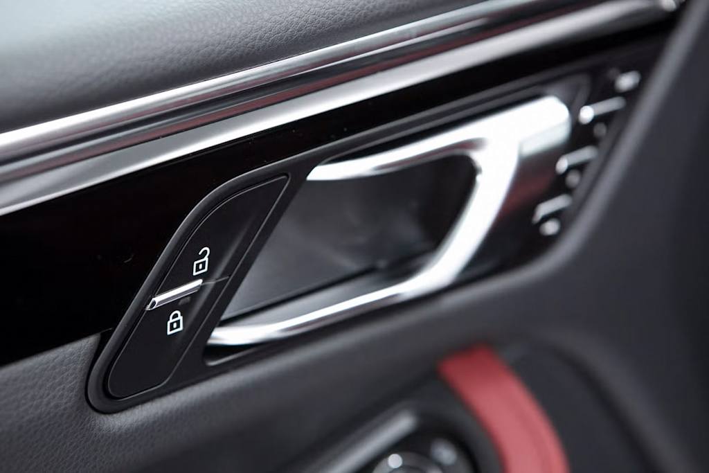 Thumbnail: 2025 Porsche Macan - 22