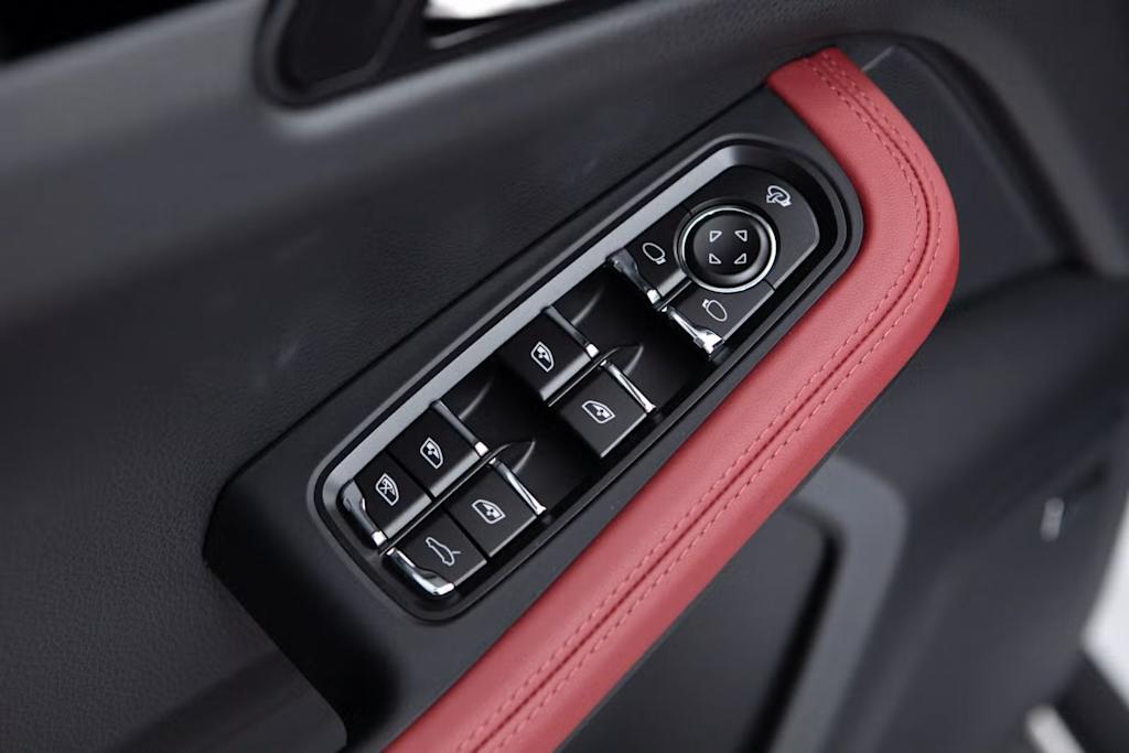 Thumbnail: 2025 Porsche Macan - 21