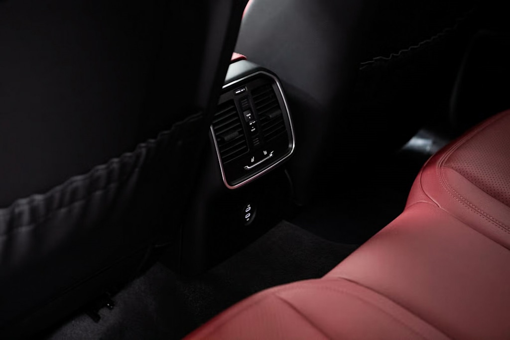 Thumbnail: 2025 Porsche Macan - 30