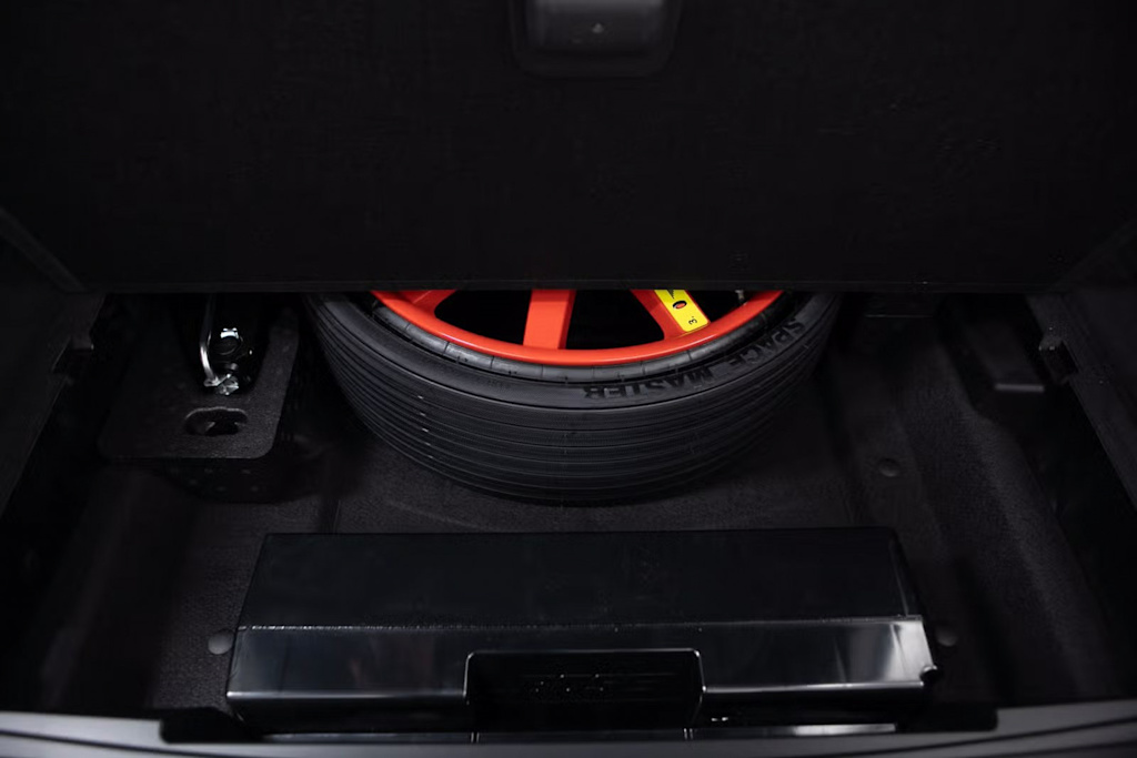 Thumbnail: 2025 Porsche Macan - 32