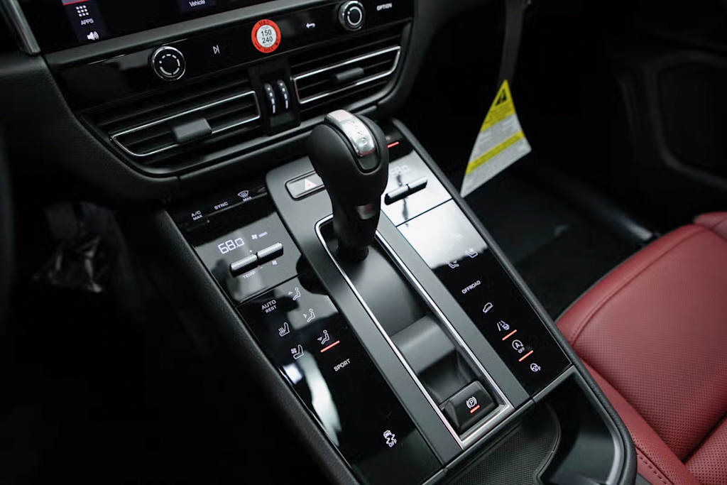 Thumbnail: 2025 Porsche Macan - 13