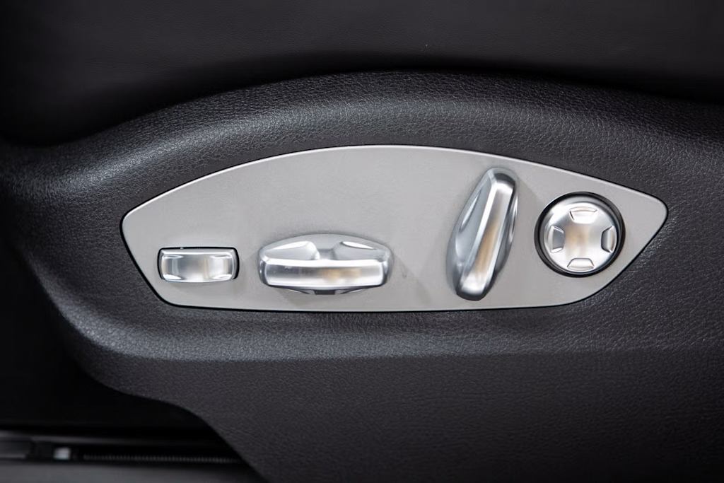 Thumbnail: 2025 Porsche Macan - 20