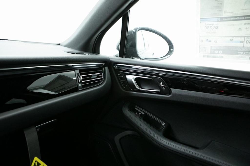 Thumbnail: 2026 Porsche Macan - 26