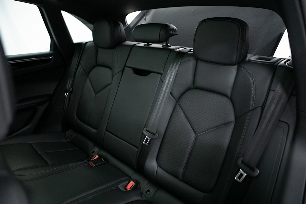 Thumbnail: 2026 Porsche Macan - 31