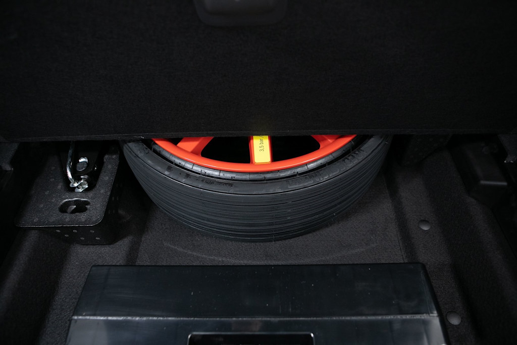 Thumbnail: 2026 Porsche Macan - 32