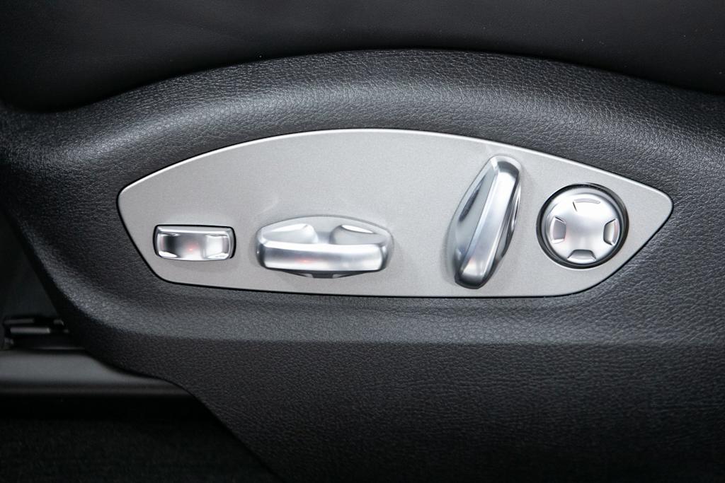 Thumbnail: 2026 Porsche Macan - 20