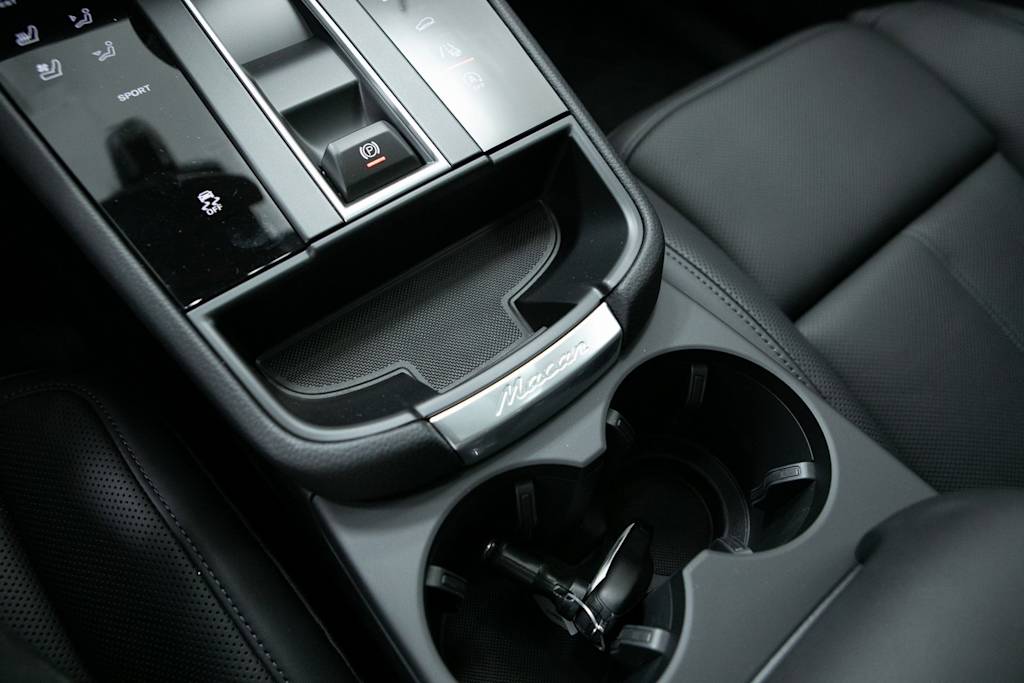 Thumbnail: 2026 Porsche Macan - 25