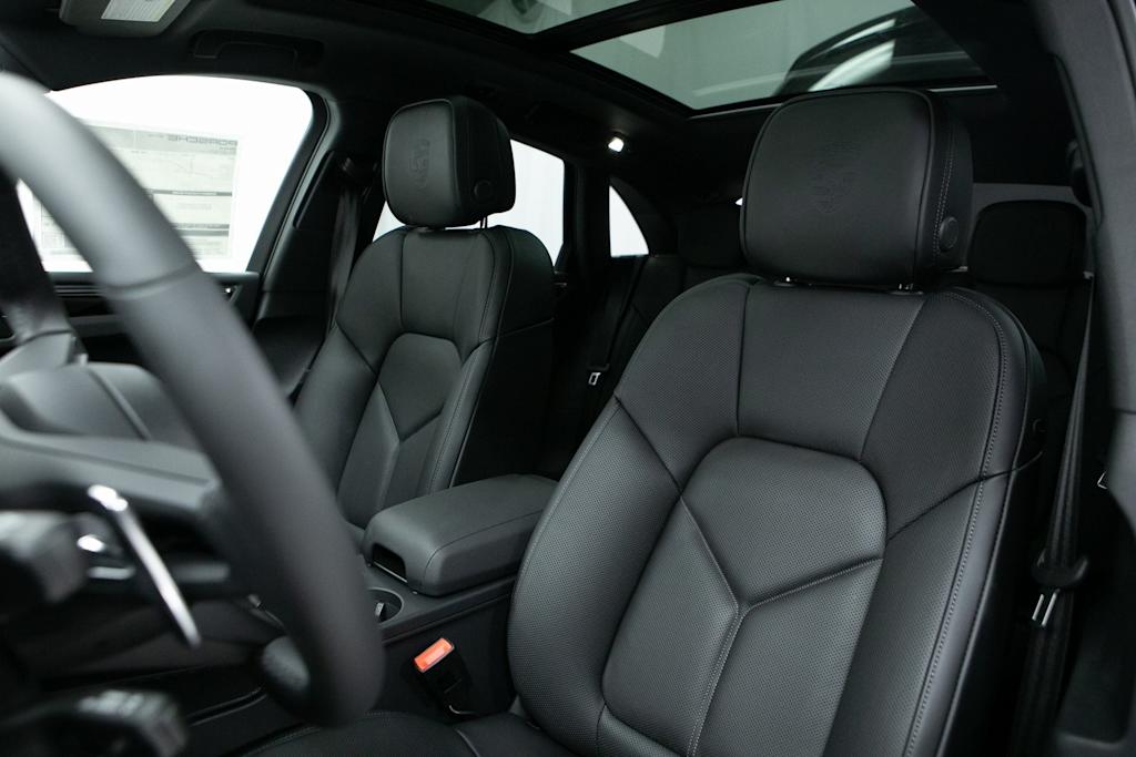 Thumbnail: 2026 Porsche Macan - 9