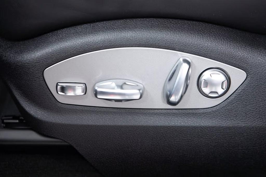 Thumbnail: 2026 Porsche Macan - 26