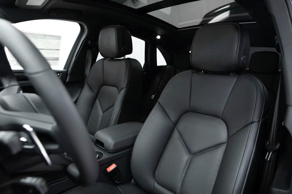 Thumbnail: 2026 Porsche Macan - 9