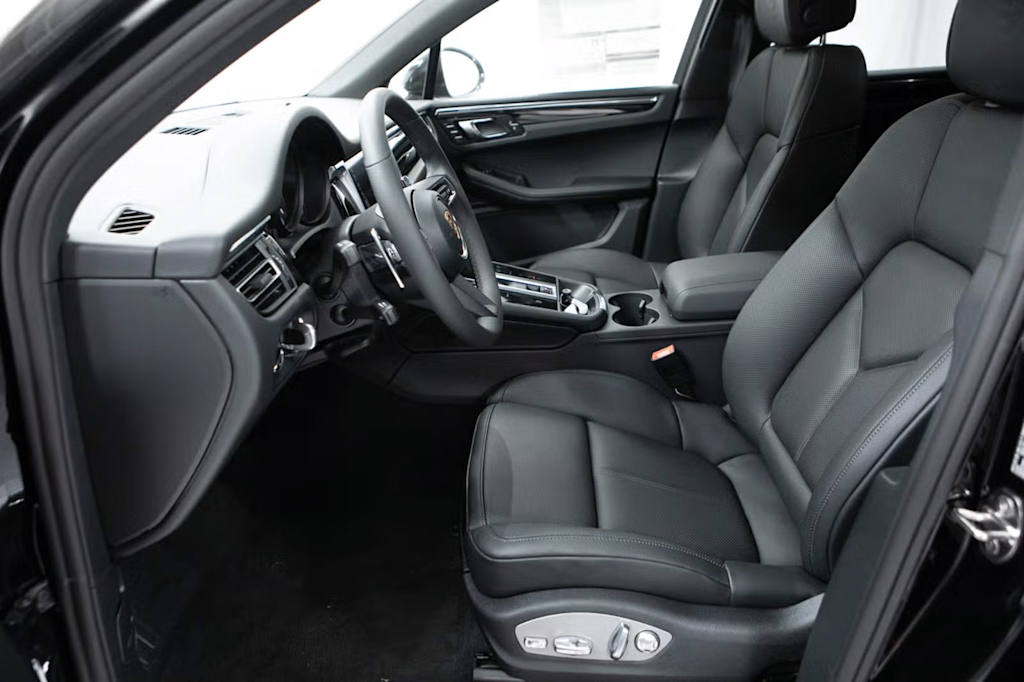 Thumbnail: 2026 Porsche Macan - 10