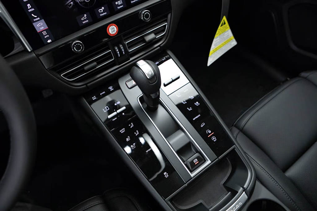 Thumbnail: 2026 Porsche Macan - 30