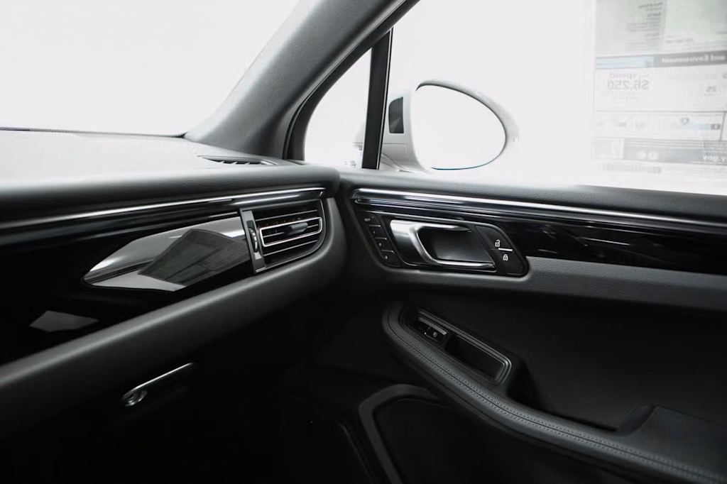 Thumbnail: 2026 Porsche Macan - 32