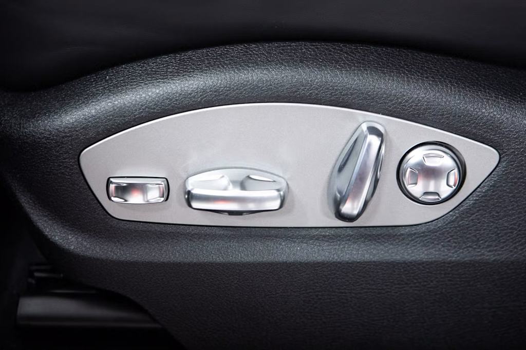 Thumbnail: 2026 Porsche Macan - 27
