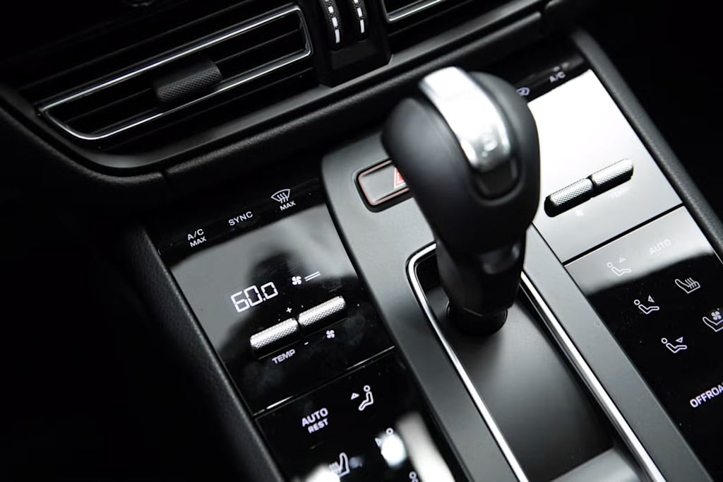Thumbnail: 2026 Porsche Macan - 31
