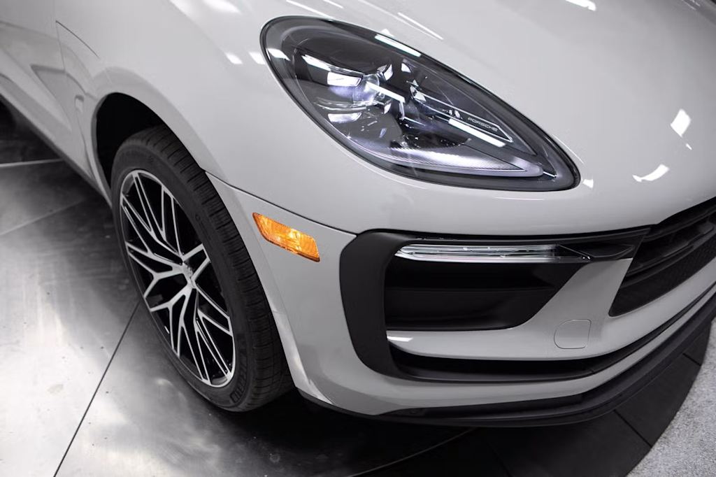 Thumbnail: 2026 Porsche Macan - 5