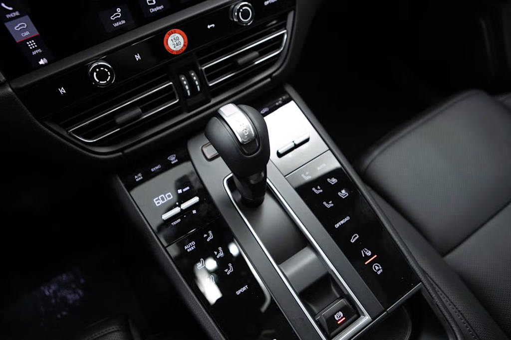 Thumbnail: 2026 Porsche Macan - 12