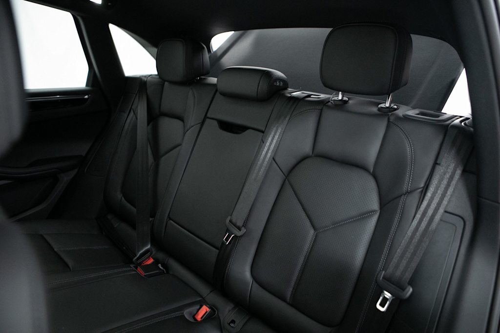 Thumbnail: 2026 Porsche Macan - 31