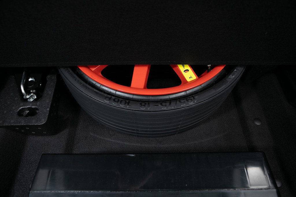 Thumbnail: 2026 Porsche Macan - 32