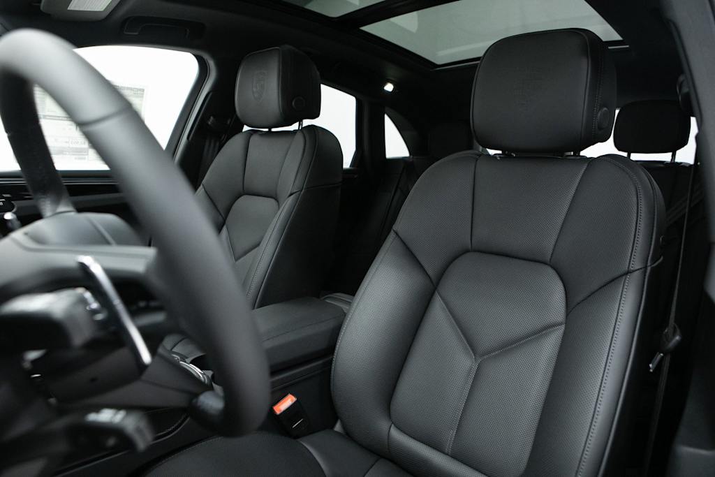 Thumbnail: 2026 Porsche Macan - 7