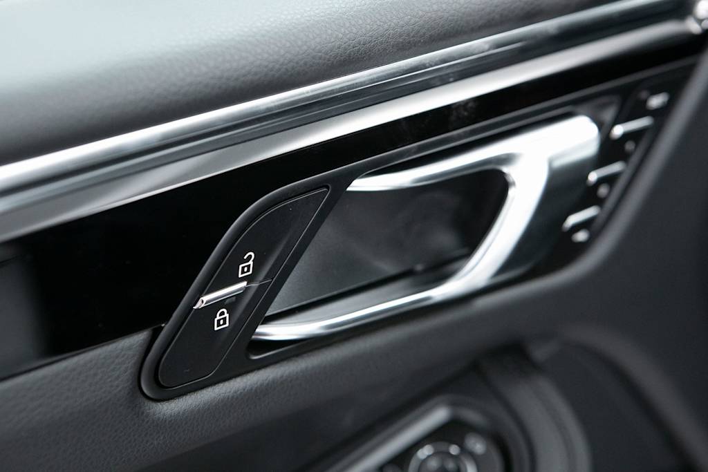 Thumbnail: 2026 Porsche Macan - 23