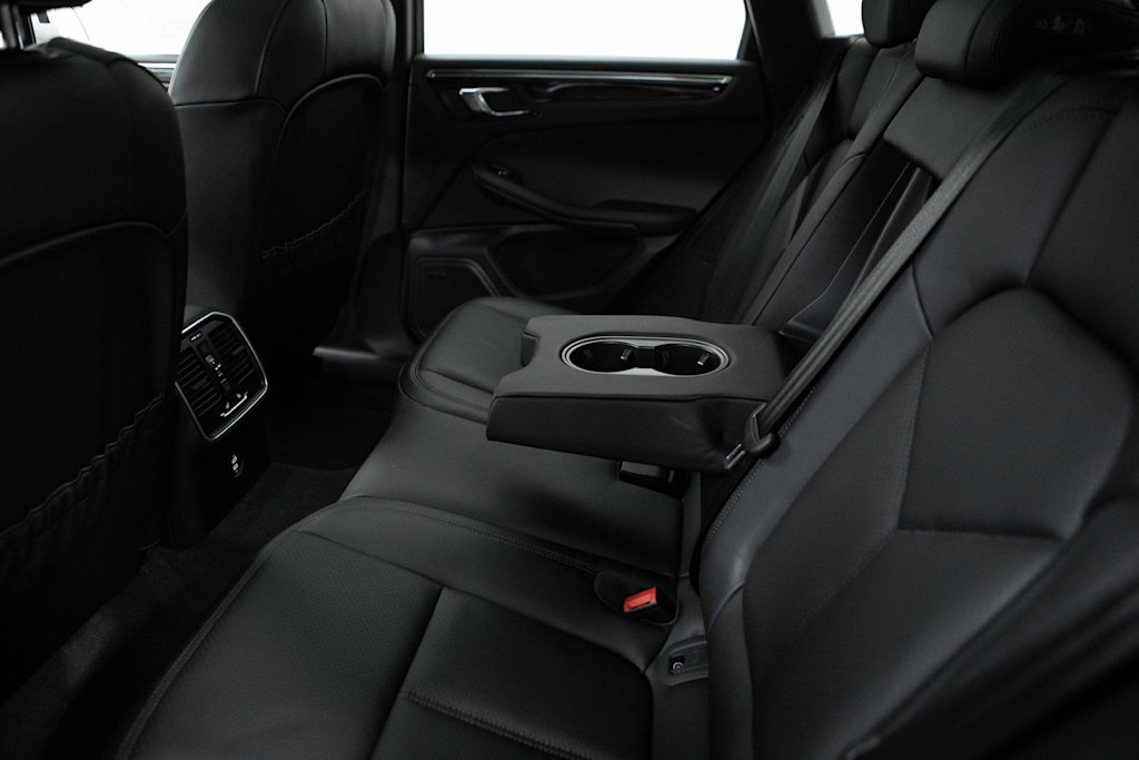 Thumbnail: 2026 Porsche Macan - 30