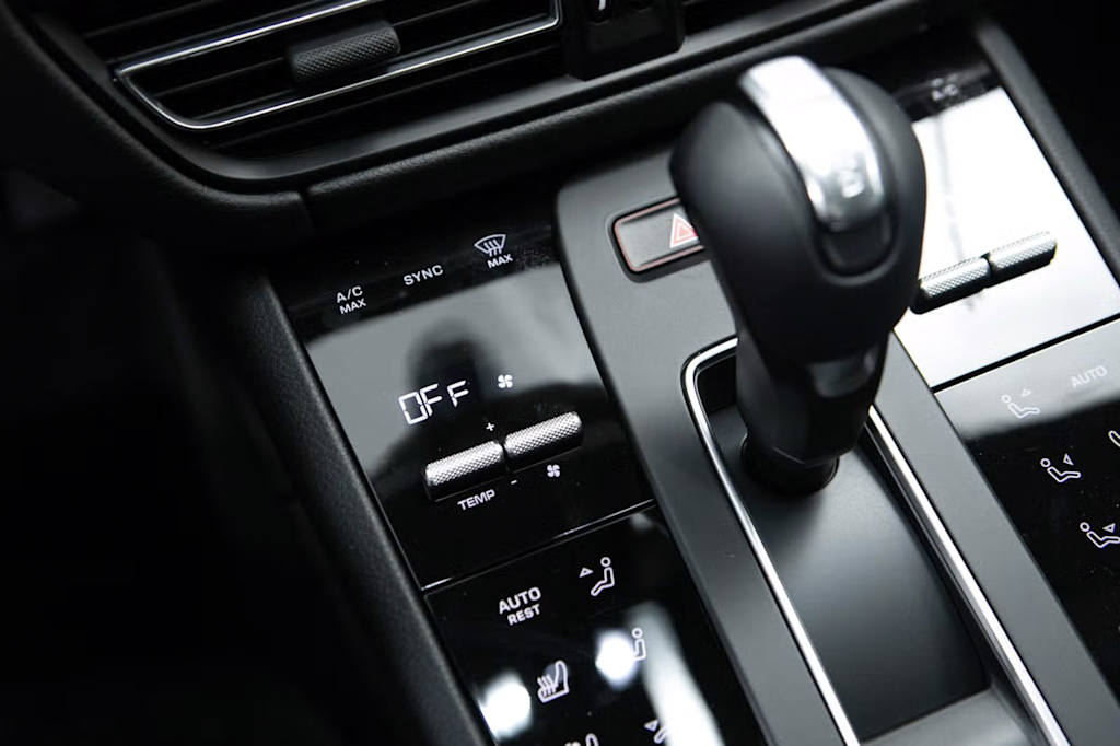 Thumbnail: 2026 Porsche Macan - 30