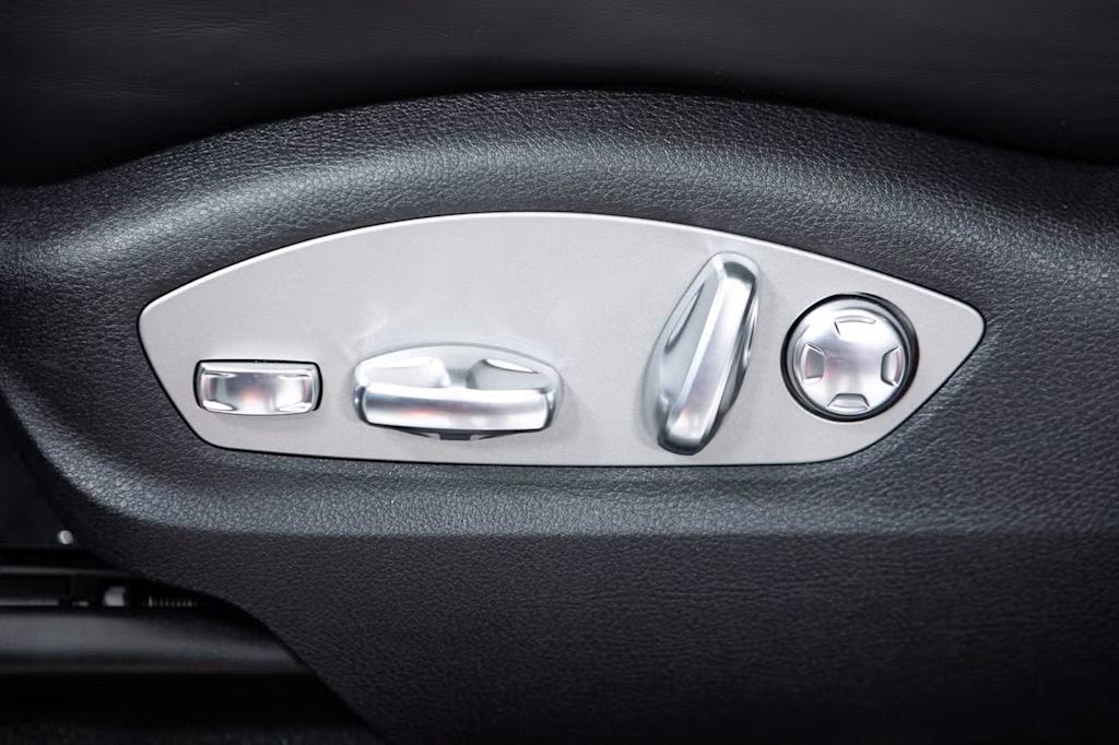 Thumbnail: 2026 Porsche Macan - 26
