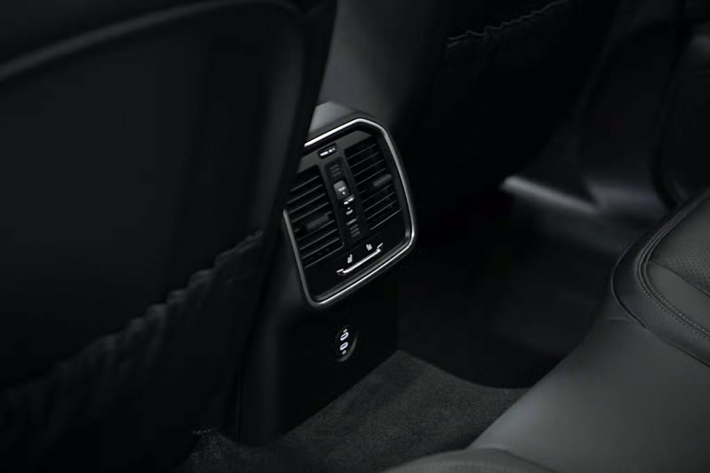 Thumbnail: 2026 Porsche Macan - 35