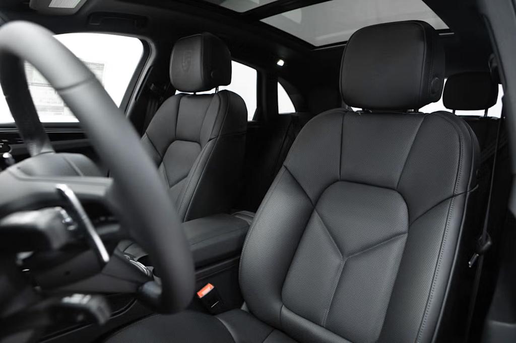 Thumbnail: 2026 Porsche Macan - 8