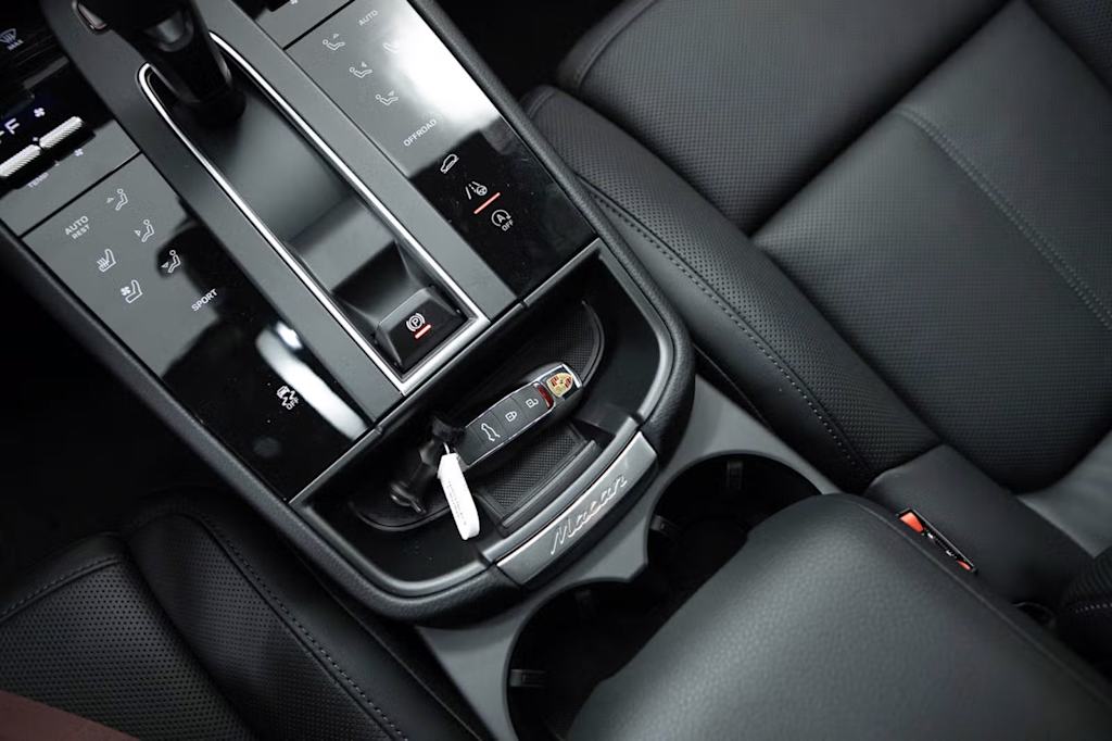 Thumbnail: 2026 Porsche Macan - 34