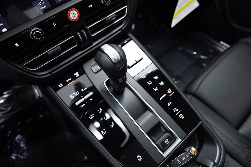 Thumbnail: 2026 Porsche Macan - 30