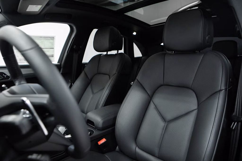 Thumbnail: 2026 Porsche Macan - 7