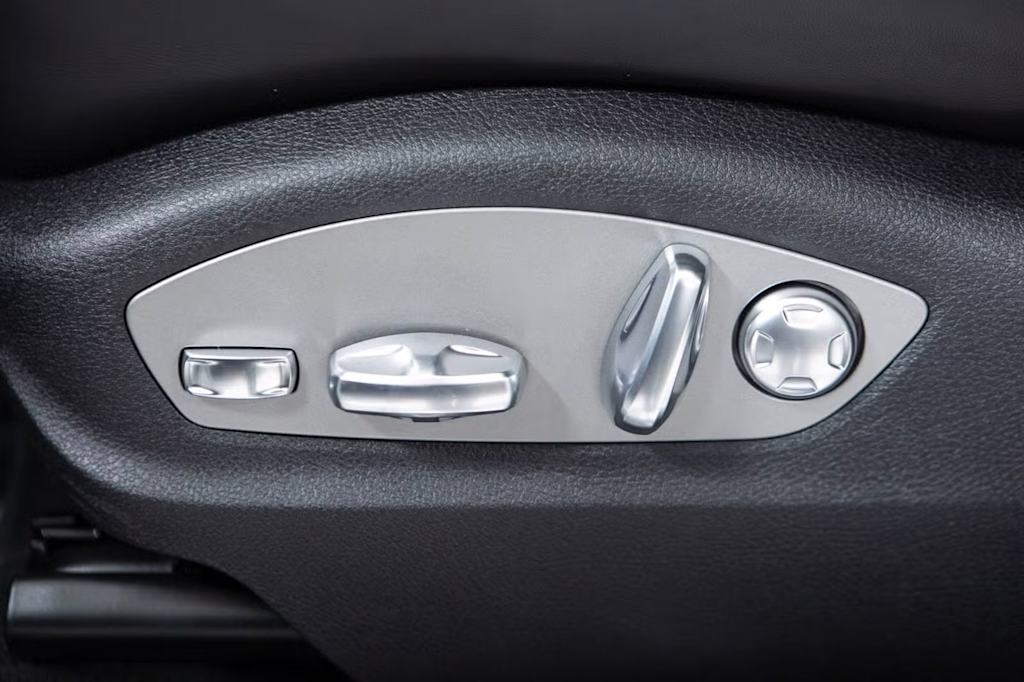 Thumbnail: 2026 Porsche Macan - 26