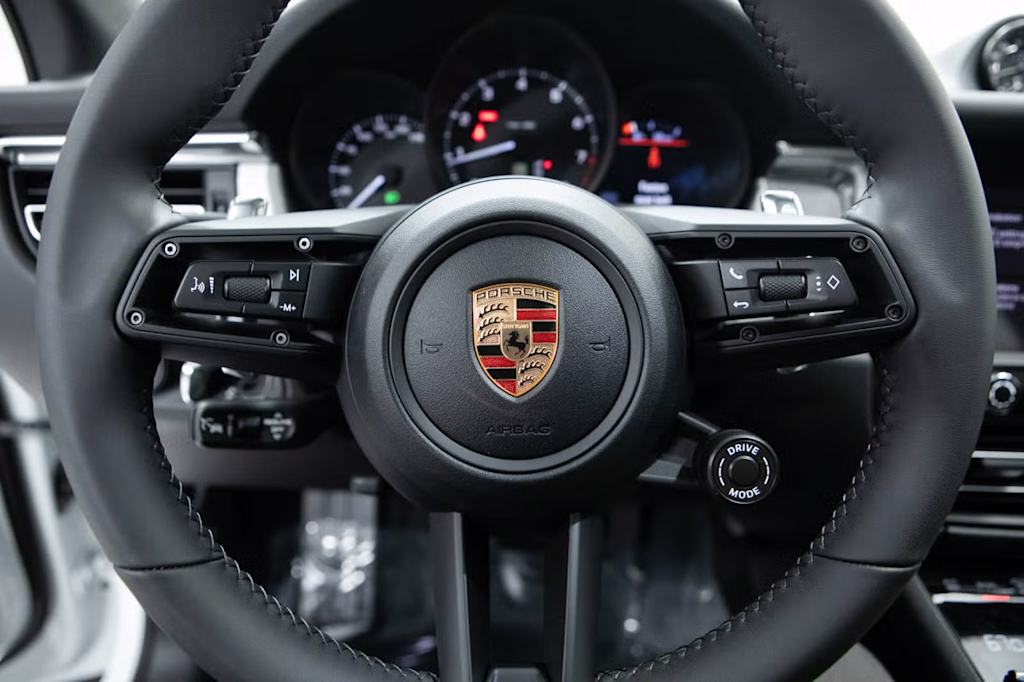 Thumbnail: 2026 Porsche Macan - 10