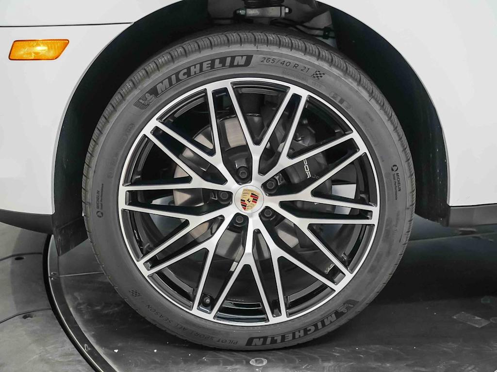 Thumbnail: 2026 Porsche Macan - 8