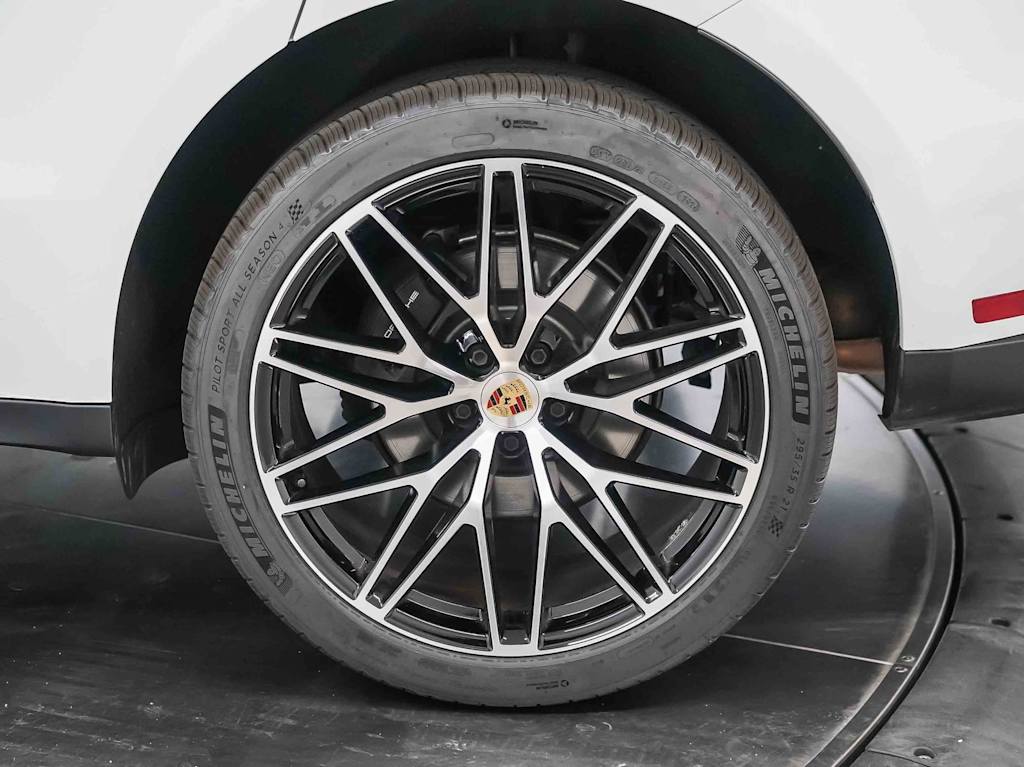 Thumbnail: 2026 Porsche Macan - 26