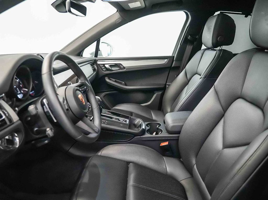 Thumbnail: 2026 Porsche Macan - 31