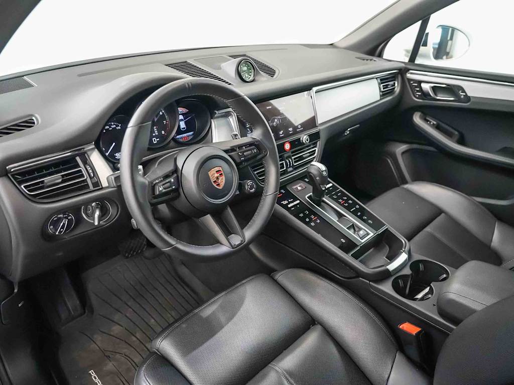 Thumbnail: 2026 Porsche Macan - 2