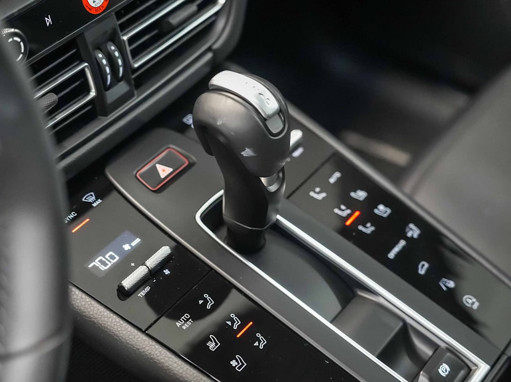 Thumbnail: 2026 Porsche Macan - 32